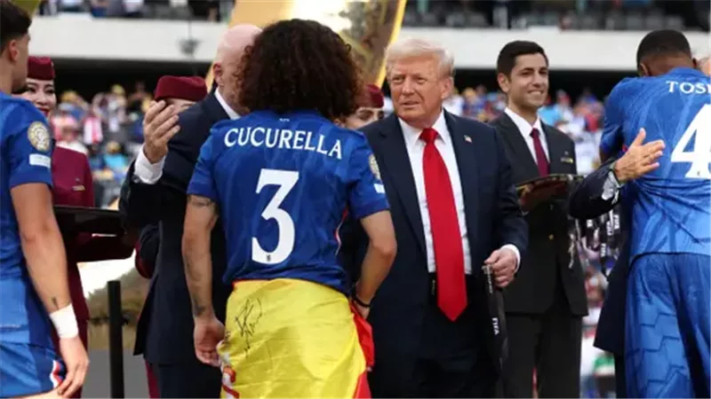 الرئيس الأمريكي دونالد