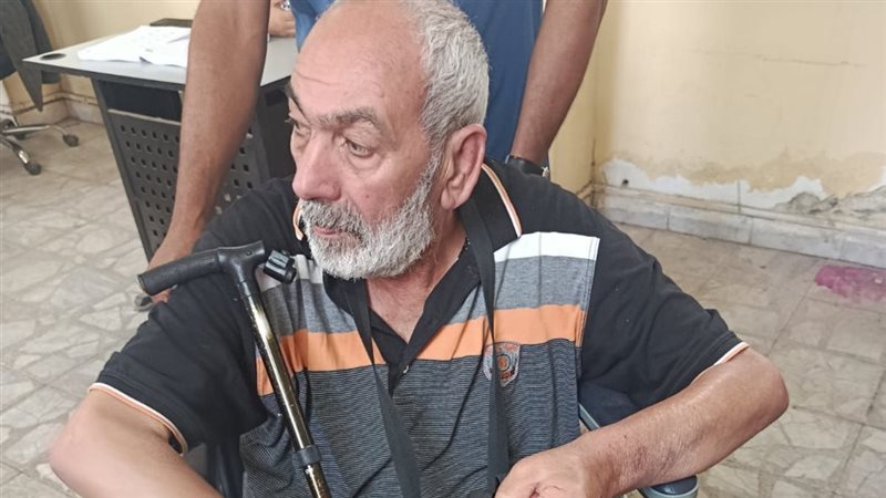 مسن يدلي بصوته في