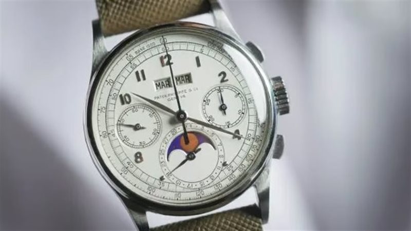 ساعة من ماركة باتيك