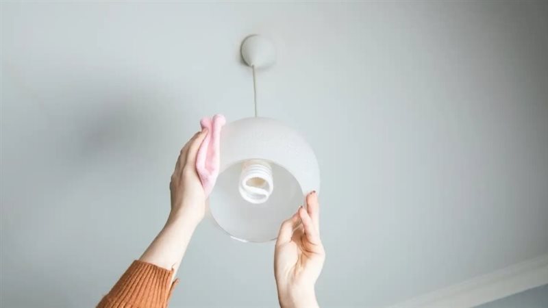 طرق تنظيف إضاءة السقف