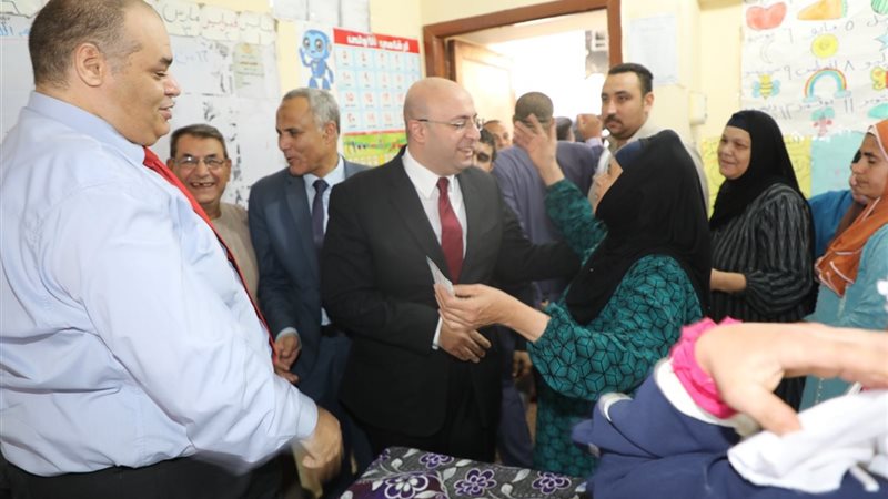 محافظ بنى سويف أثناء