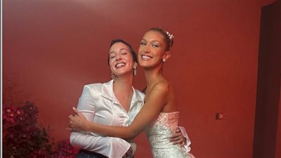 بيلا حديد تدعم 