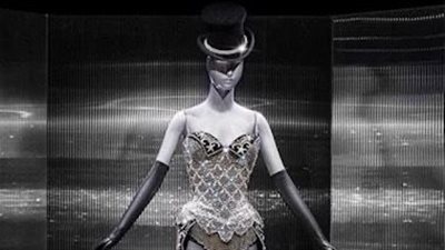 130 عامًا.. هوليوود تكرم معرض السواروفسكي لصناعة راقية في مجال الموضة 