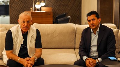 وزير الرياضة يجتمع بحسام حسن وأعضاء الجهاز الفني لمنتخب مصر في الإمارات