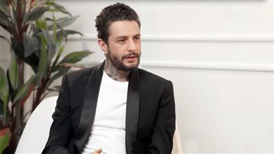 في عيد ميلاد أحمد الفيشاوي .. يعيش أزمة منتصف العمر وأصبح من نجوم السينما