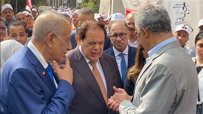 اللواء كمال الدالي وراه وفي ضهره.. أبو العينين يتفقد اللجان الانتخابية بالجيزة