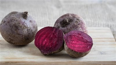 فوائد البنجر كثيرة… لكن تناوله نيئ قد يسبب الغازات لبعض الأشخاص