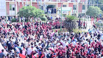 تحت شعار “صوتك أمانة”.. رئيس جامعة سوهاج يقود مسيرة طلابية لصناديق الانتخابات