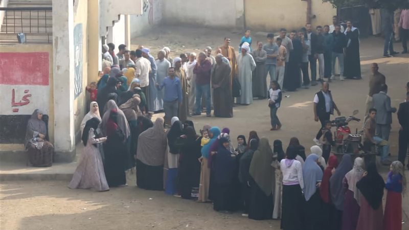 طوابير أمام اللجان