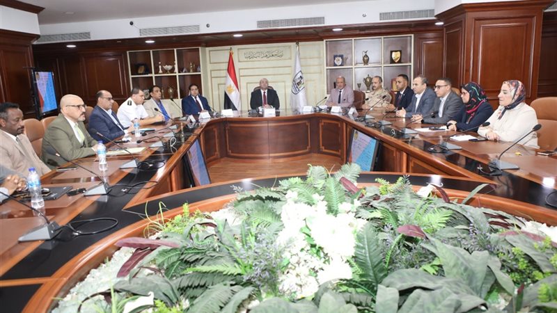 محافظ بنى سويف وعدد