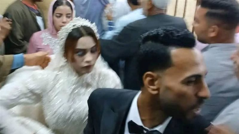 عروسان يدليان بصوتيهما