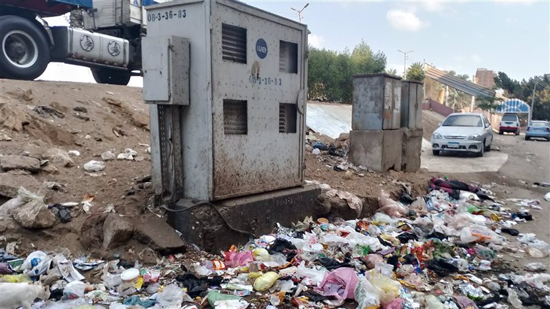 القمامة تحاصر كبائن