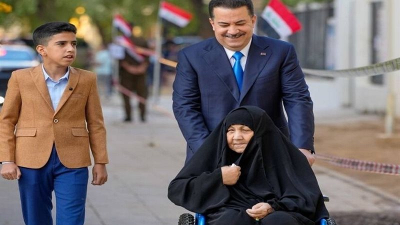 عراقي يصطحب والدته