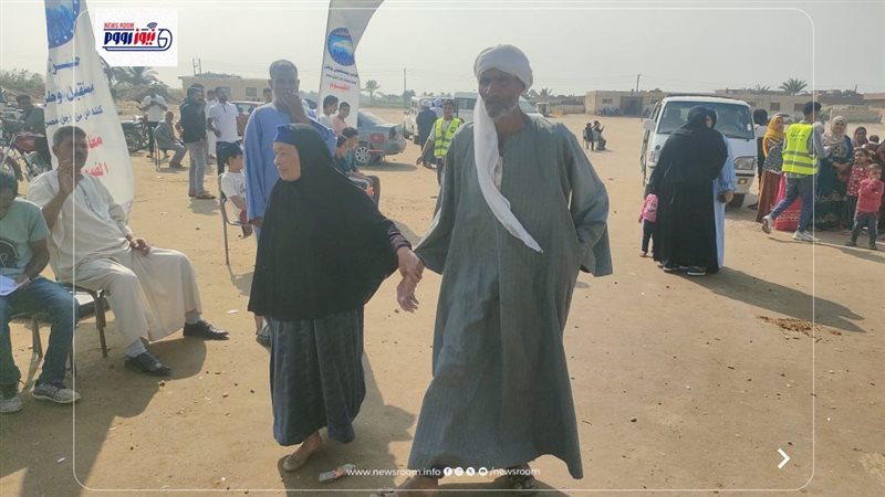 زوجين مسنين يدليان