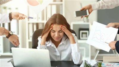 بين الضغط والتأجيل.. العوائق النفسية التي تمنعك من إنجاز عملك بكفاءة  