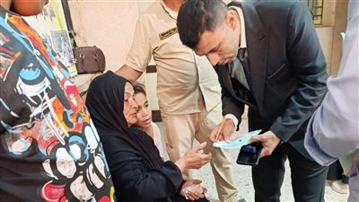موقف إنساني من رئيس لجنة بسوهاج.. قاض يساعد مريضة للإدلاء بصوتها 