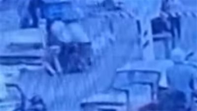 عامل مزلقان ينقذ مسن من الموت أسفل عجلات قطار بالشرقية