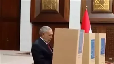 رئيس البرلمان العراقي يفقد توازنه أثناء التصويت في الانتخابات التشريعية| فيديو