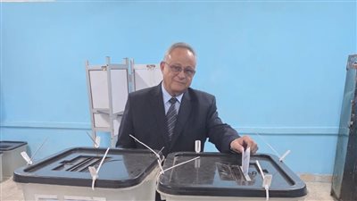 مدير مكتبة الإسكندرية يدلى بصوته فى الانتخابات البرلمانية