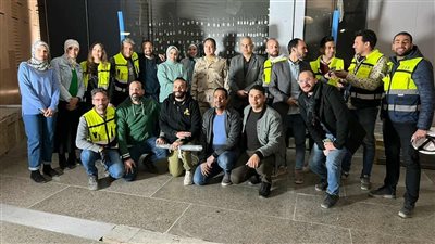 حصريًا.. لحظة وضع القطع الأثرية بفتارين المتحف الكبير وفريق مصري صاحب الإنجاز