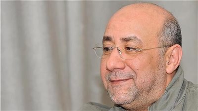 الشاعر بهاء الدين محمد يعلن دخول زوجته غرفة العمليات 