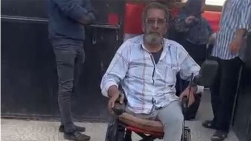 مواطن يدلي بصوته