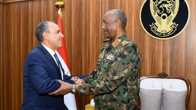 وزير الخارجية والفريق