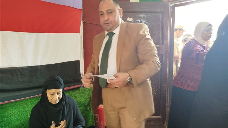 رئيس لجنة يساعد سيدة