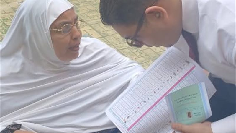 قاضٍ يساعد سيدة مسنة