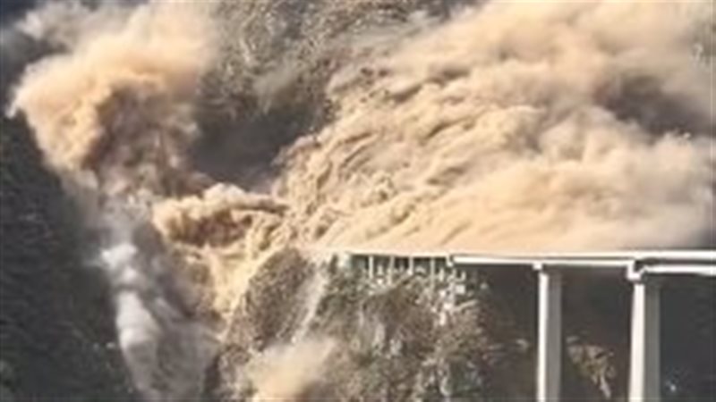 انهيار كوبري في الصين