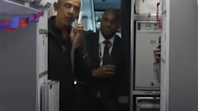 اوباما يظهر في طائرة