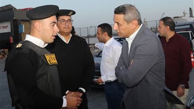 محافظ السويس يشارك الضباط والجنود الإفطار أثناء تأدية خدمتهم