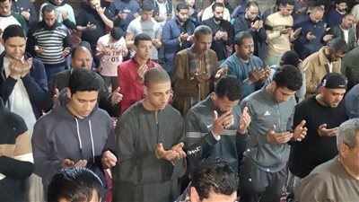 سوهاج في خشوع.. مساجد ممتلئة ودعوات ترفع إلى السماء: اللهم اجعلها ليلة القدر- صور 