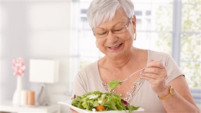 دراسة : اتباع نظام غذائي صحي في منتصف العمر يعزز الشيخوخة الصحي