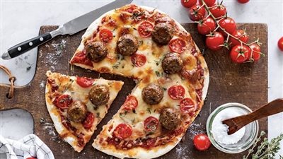 زهقت من الأكل التقليدي… إليك طريقة عمل بيتزا كرات اللحم 