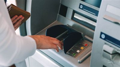 بمناسبة أجازة الفطر.. البنوك تبدأ في تغذية ماكينات الـ «ATM»