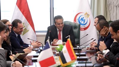 وزير الصحة يبحث مع سفير فرنسا لدى مصر تعزيز سبل التعاون المشترك
