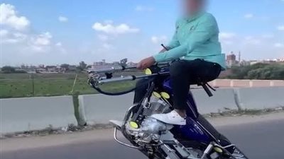 عروض متهورة بالدراجات النارية في دمياط.. والداخلية تتدخل بحزم