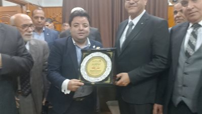 المحامين بشمال القليوبية تكرم المحافظ وتهديه درع النقابة ودرع الشباب