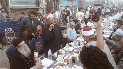 مسلم ومسيحى علي مائدة افطار العزازية في دشنا بقنا|صور