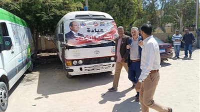 محلى نجع حمادى  : الكشف علي 593 مواطن في قافلة طبية مجانية بقروى هو |صور