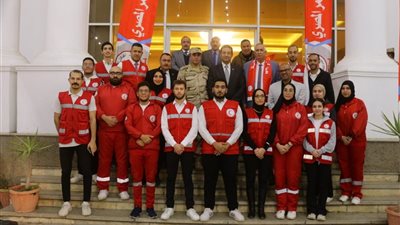 بالزي الأحمر .. محافظ دمياط يشارك افطار متطوعي الهلال الأحمر