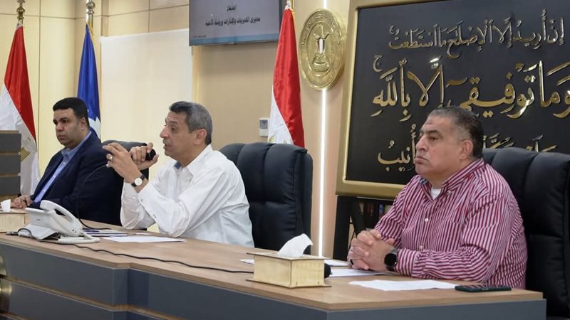 اجتماع المحافظ مع