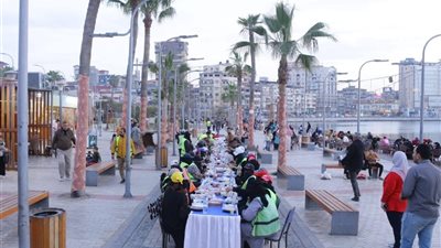 يوم الشكر .. افطار وحفلات لعمال النظافة في أنحاء محافظة دمياط