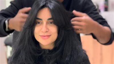 بشعر أسود داكن وتريند 