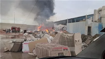 السيطرة علي حريق محدود في مخزن للكرتون بمصنع سيراميك بالسويس