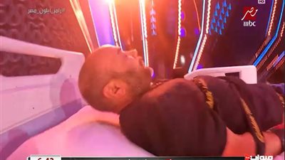 رامز جلال ساخرًا من حاتم صلاح: هتشوف ساعة هكحركتك يا نفادي 