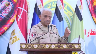 وزير الدفاع يشارك مقاتلى الجيش الثالث الميدانى تناول وجبة الإفطار 