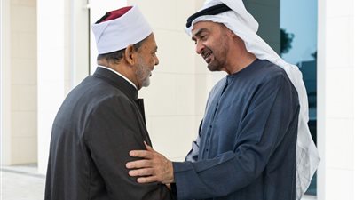 رئيس الإمارات يُجري اتصالًا هاتفيًّا بشيخ الأزهر للإطمئنان علي صحته 