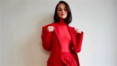 إطلالة باللون الأحمر الناري ووردة بارزة.. سيلينا جوميز تتألق في أحدث ظهور|صور